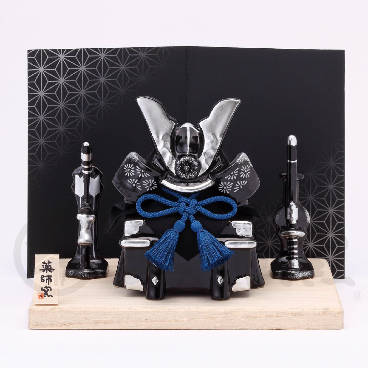 Sometsuke Nishiki Success Kabuto Display (Black Lacquer)