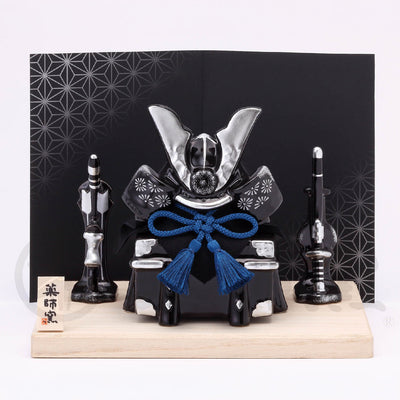 Sometsuke Nishiki Success Kabuto Display (Black Lacquer)