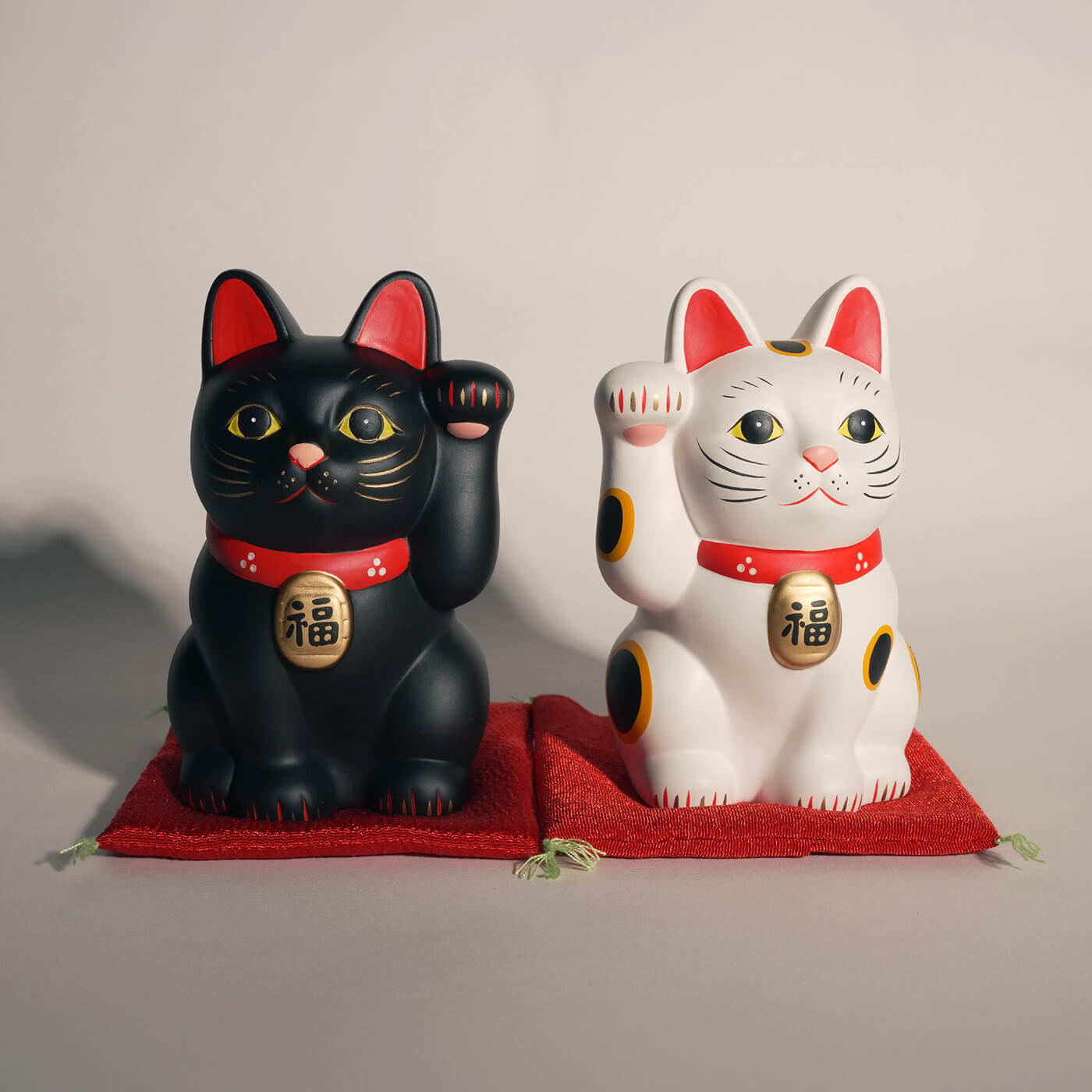 Lucky Maneki Neko (Right paw raised)